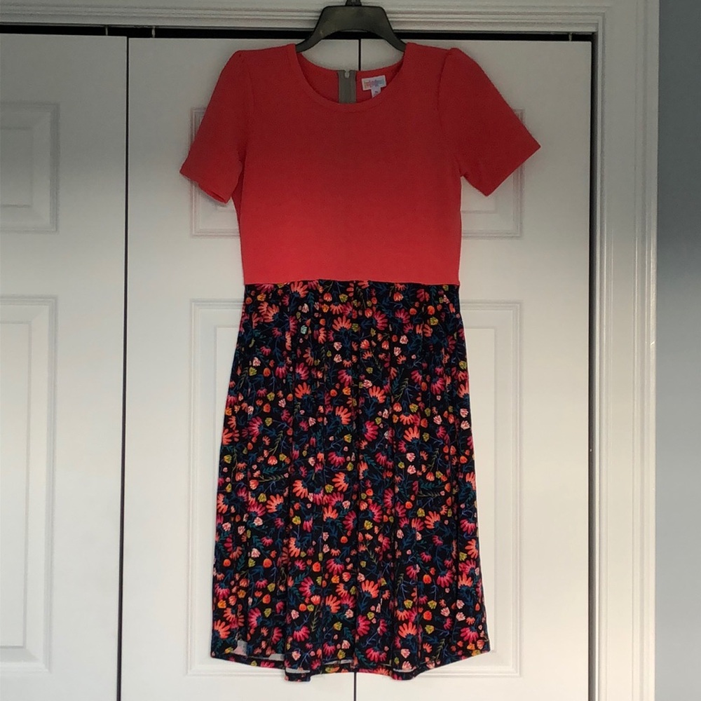 *SALE!* NWOT Medium LuLaRoe Floral Amelia